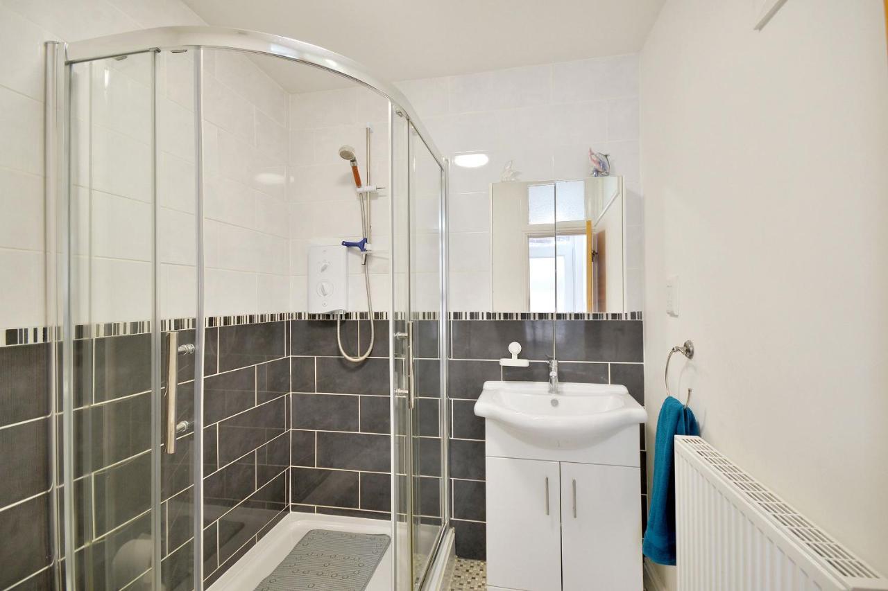 Ground Floor Apartment Up To 6 Guests With Games Chill Out Room Scarborough Buitenkant foto