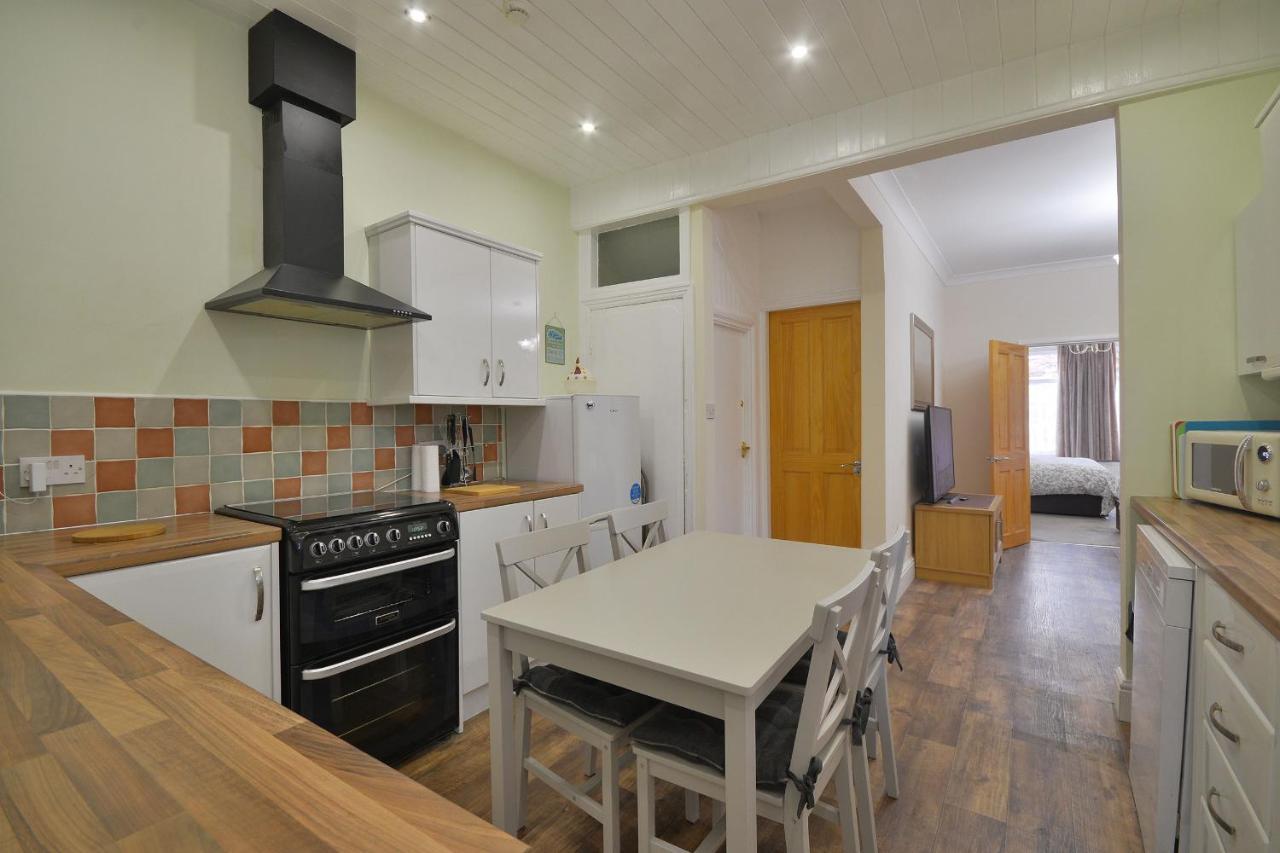 Ground Floor Apartment Up To 6 Guests With Games Chill Out Room Scarborough Buitenkant foto